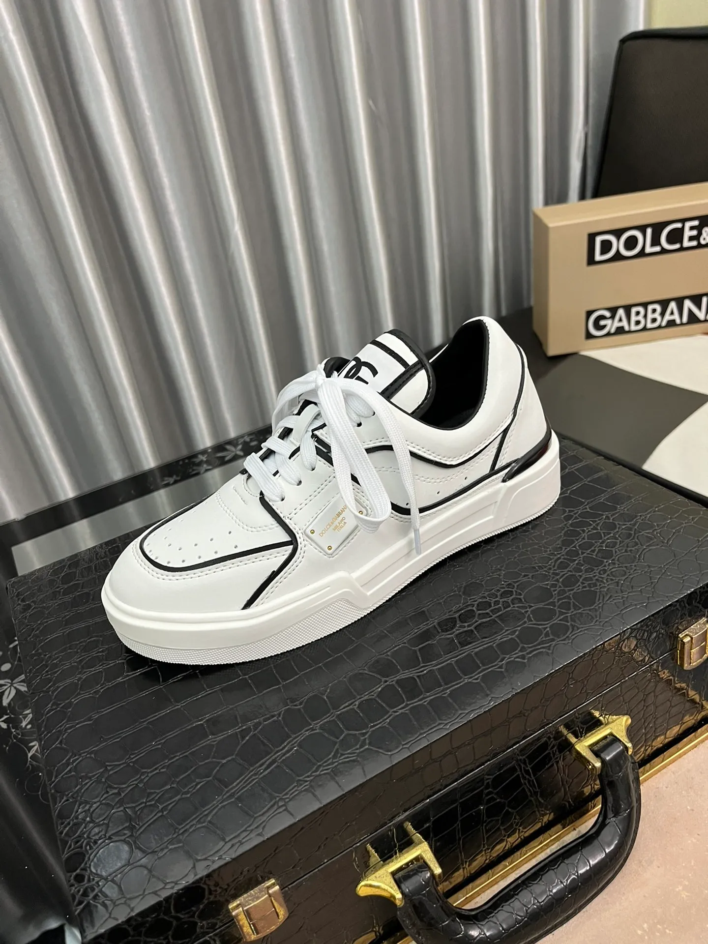 Ex-factory price 480⌚️⌚️DG Men's latest spring and summer 2022, this year's main style, there is no one of them. Super popular and handsome casual shoes. This style inherits the D family's always a little exaggerated yet fashionable style. Exquisite workmanship 🔸Many people love the use of silk cowhide, silk sheepskin lining, [strong][strong][strong] 🔸[strong][strong][strong], a perfect interpretation of the latest inspiration for shoes Classic and fashion are integrated, luxury dream surpasses fashion and high-end quality 💪💪Rubber outsole Size: 38-45, 5⃣️ colors available